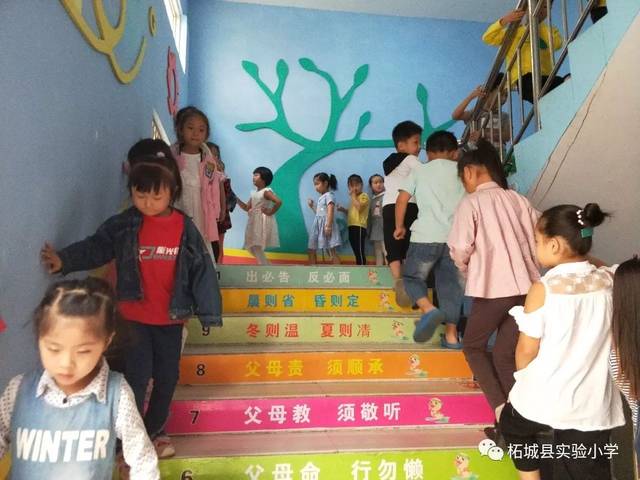实验小学幼儿园开展新学期“安全上下楼梯”演练活动