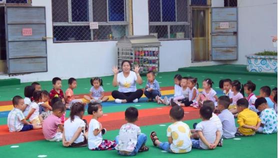 幼儿园老师晨检,发现孩子裤兜鼓鼓囊塞,翻看后隐晦劝家长退园