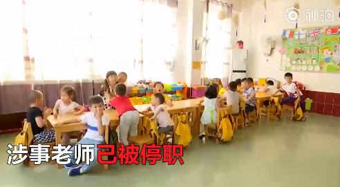 幼儿园小班长持棍狂抽多名同学 老师竟全程默许