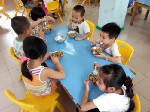 人性何在？幼儿园老师让孩子旁观用餐引发教育伦理反思